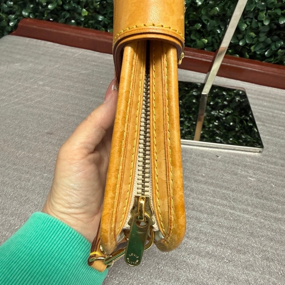 LOUIS VUITTON
Monogram Multicolor Shirley White - Picture 13 of 14
